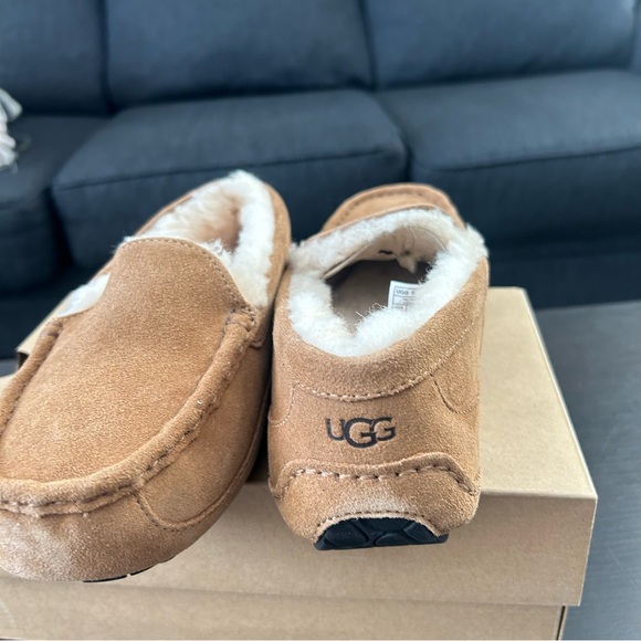 UGG KIDS ASCOT SUEDE SLIPPERS - Picture 5 of 7